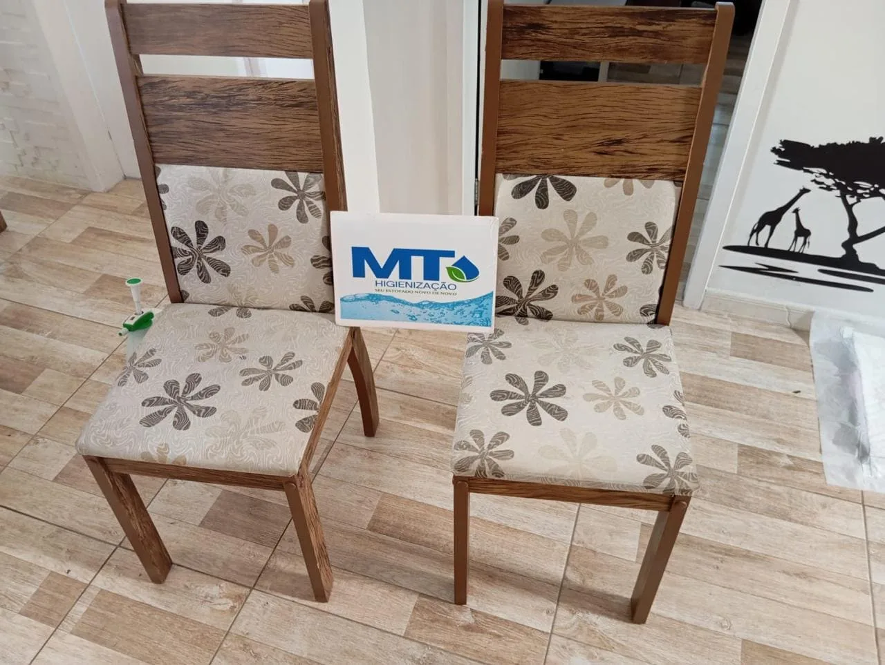 Cadeiras após higienização profissional